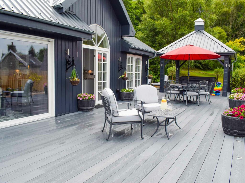 The patio decking, outdoor seating and hot tub at Little Fox Lodge Hideaway, Glencoe